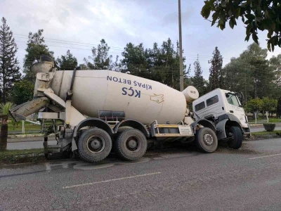 &Ccedil;ukura d&uuml;şen beton mikseri devrilmeye ramak kala durdu
