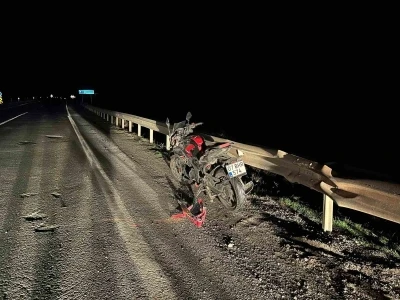 &Ccedil;ukura d&uuml;şen motosikletin s&uuml;r&uuml;c&uuml;s&uuml; yaralandı
