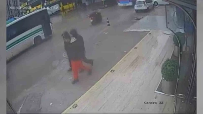 &Ccedil;ukura d&uuml;şen motosikletli, otob&uuml;s&uuml;n altında kalmaktan son anda kurtuldu
