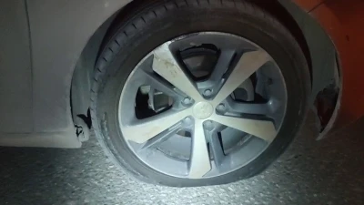 &Ccedil;ukura giren otomobilin lastikleri patladı
