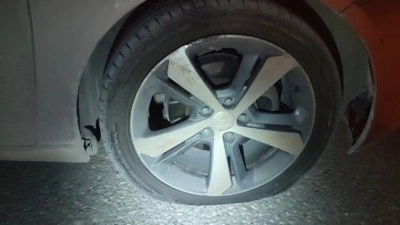 &Ccedil;ukura giren otomobilin lastikleri patladı