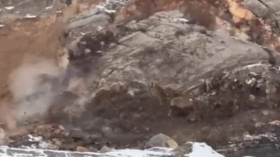 &Ccedil;ukurca kara yolunda kaya d&uuml;şmesi kamerada
