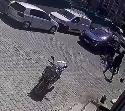 &Ccedil;ukurdan ka&ccedil;mak i&ccedil;in yavaşlayan motosikletliyi b&ouml;yle darp etti
