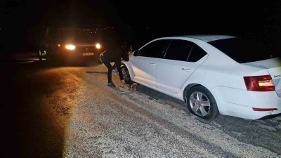 &Ccedil;ukurlara giren 5 aracın lastiği patladı

