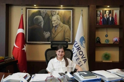 &Ccedil;ukurova Belediye Başkanı Kozay, makam koltuğunu &ccedil;ocuklara devretti
