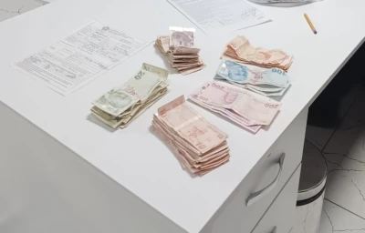 Cuma &ccedil;ıkışı dilencilere zabıta baskını: &Uuml;zerlerinden binlerce lira &ccedil;ıktı

