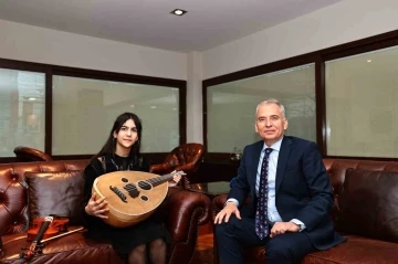 Cumhurbaşkanı Erdoğan&rsquo;a keman &ccedil;alan Ecrin uduna kavuştu

