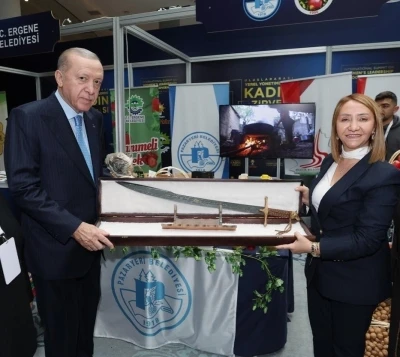 Cumhurbaşkanı Erdoğan’a kılıç hediye etti
