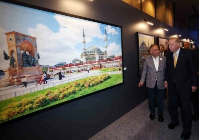 Cumhurbaşkanı Erdoğan ’Beş Ressam Bir Şehir Canım İstanbul’ sergisini gezdi
