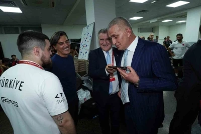 Cumhurbaşkanı Erdoğan’dan A Milli Futbol Takımı’na tebrik telefonu
