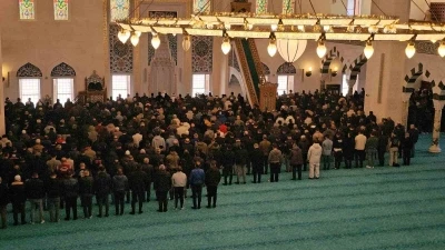 Cumhurbaşkanı Erdoğan&rsquo;ın a&ccedil;tığı Uzun Mehmet Camii&rsquo;nde Ramazan ayının ilk cuma namazı kılındı
