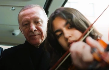 Cumhurbaşkanı Erdoğan keman &ccedil;alan &ouml;ğrenciyle &Ccedil;anakkale t&uuml;rk&uuml;s&uuml;n&uuml; s&ouml;yledi
