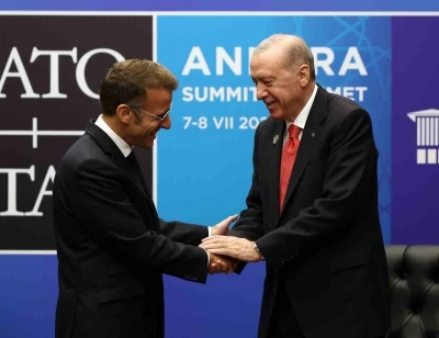 Cumhurbaşkanı Erdoğan, Macron ile Fransa&rsquo;ya selam g&ouml;nderdi
