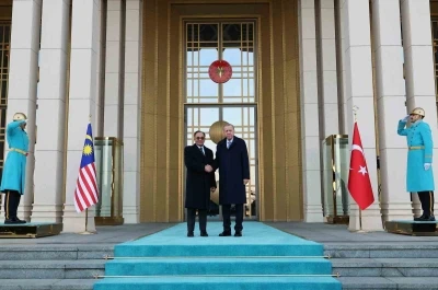 Cumhurbaşkanı Erdoğan, Malezya Başbakanı Enver İbrahim&rsquo;i t&ouml;renle karşıladı

