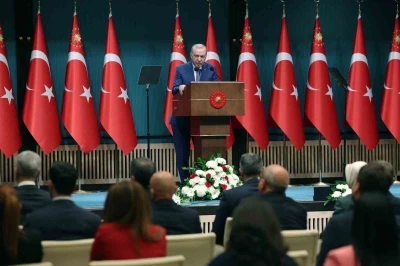 Cumhurbaşkanı Erdoğan: "Ana muhalefet partisi i&ccedil;indeki tartışmaların hi&ccedil;biri bizi ilgilendirmiyor"
