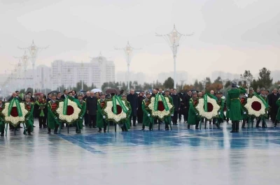 Cumhurbaşkanı Erdoğan, Türkmenistan’da Tarafsızlık Anıtı’na çelenk koyma törenine katıldı
