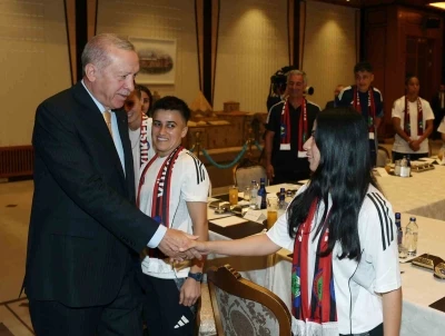 Cumhurbaşkanı Erdoğan, Yüksekovaspor Kadın Futbol Takımı’nı kabul etti
