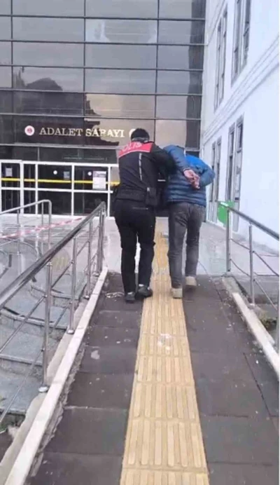 Cumhurbaşkanı&rsquo;na hakaret ve ka&ccedil;ak kazı yapmak su&ccedil;larından hapis cezası bulunan şahıs sahte kimlikle yakalandı
