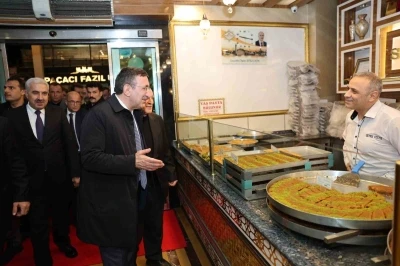 Cumhurbaşkanı Yardımcısı Yılmaz&rsquo;dan Diyarbakır&rsquo;da &lsquo;tatlı&rsquo; molası
