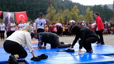 Cumhuriyet Bayramı gösterisinde duygulandıran anlar: Kızı gösteri yapabilsin diye atkısıyla minderleri kuruttu
