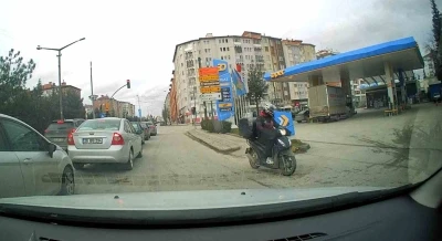 Cumhuriyet Bulvarı&rsquo;nda motosikletli kuryeden ters y&ouml;n ihlali
