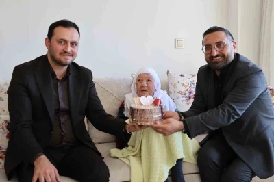 Cumhuriyet&rsquo;le yaşıt Nazife nineye Anneler G&uuml;n&uuml; s&uuml;rprizi
