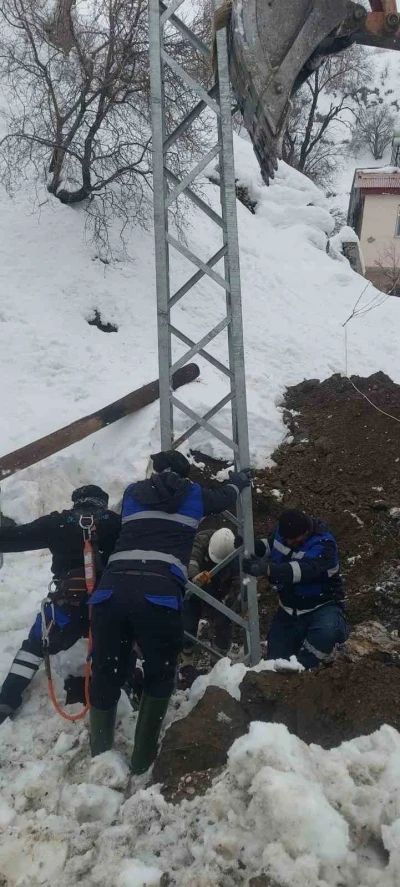 &Ccedil;&uuml;ng&uuml;ş&rsquo;te devrilen elektrik direkleri onarıldı
