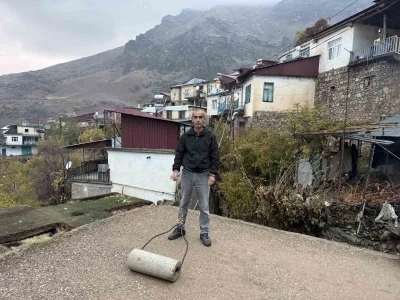 &Ccedil;&uuml;ng&uuml;ş&rsquo;te toprak evlere loğ &ccedil;ekiliyor
