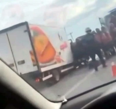 D-100’de kontrolden çıkan kamyonet bariyerlere çarptı: 2 yaralı
