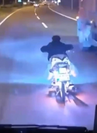 D-100’de motosikletle tehlikeli şov kamerada
