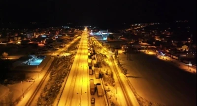 D-100 karayolunda kar &ccedil;ilesi: Ara&ccedil;lar mahsur kaldı
