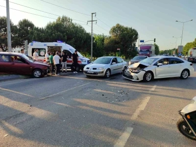 D-650&rsquo;de iki otomobil kafa kafaya &ccedil;arpıştı: 1 yaralı
