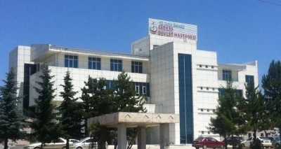 D100’de kontrolden çıkan hafif ticari şarampole devrildi: 2’si çocuk 4 yaralı
