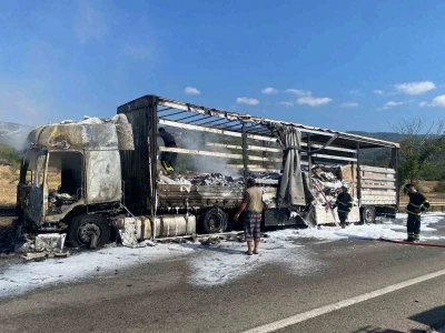 D100’de seyir halindeki tır alev alev yandı
