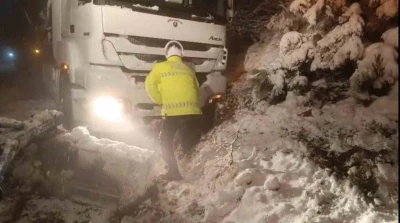 D850 kara yolu ulaşıma kapandı, polis ekipleri k&uuml;rekle a&ccedil;maya &ccedil;alıştı
