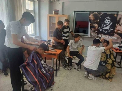 Dadaloğlu’nda öğrenciler ücretsiz tıraş edildi
