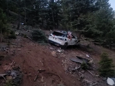 Dağ yolunda otomobil uçuruma yuvarlandı: 2 ölü
