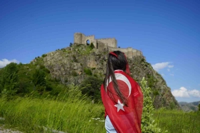 Dağcılar, 700 yıllık Kov Kalesi&rsquo;ne T&uuml;rk bayrağı asarak Milli Takım&rsquo;a destek verdi
