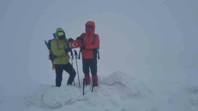 Dağcılar Bubi Dağı&rsquo;na kış tırmanışı yaptı, zirvede kar mağarası oluşturdu
