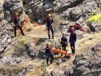 Dağda mahsur kalan yaralı vatandaşı kurtarmak için ekipler seferber oldu
