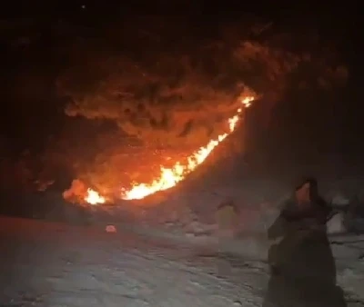 Dağdan yuvarlanan alevli kütük yangının büyümesine neden oldu
