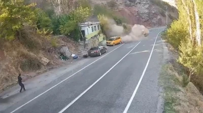 Dağdan yuvarlanan kaya parçası ev ve araçları teğet geçti: O anlar kamerada
