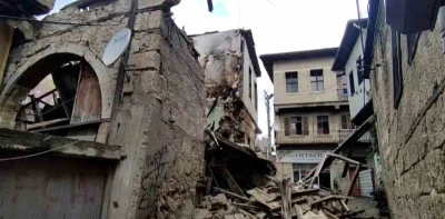 Daha önce yangında zarar gören eski bina yağışlı havada çöktü
