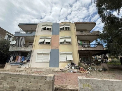 Daire i&ccedil;erisinde ve bah&ccedil;ede biriktirilen &ccedil;&ouml;pler vatandaşı isyan ettirdi
