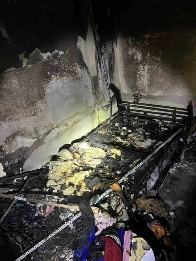 Dairede çıkan yangında bir oda kullanılamaz hale geldi
