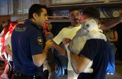 Dairenin balkonunda çıkan yangın korkuttu genç kız gözyaşlarına hakim olamadı

