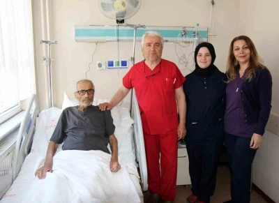 Dalağı normal boyuttan 40 kat b&uuml;y&uuml;k olan hastan başarılı operasyonla sağlığına kavuştu

