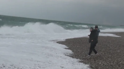 Dalgadan ka&ccedil;tılar, fotoğraf &ccedil;ektirdiler

