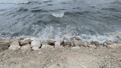 Dalgalar Van G&ouml;l&uuml; sahilini d&ouml;vd&uuml;
