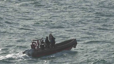 Dalgalarla boğuşan 2 kişiyi deniz polisi kurtardı
